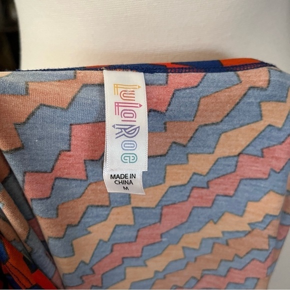 LuLaRoe Classic Tee Women's Size M Red Orange Blue Print Short Sleeve Hi-Lo Top - Picture 6 of 6